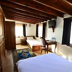 Ayisigi Hotel *